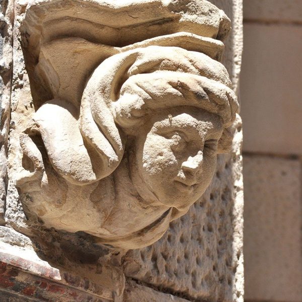 Tortosa.- Font gòtica del S. XIV junt el Palau Oliver - Mènsula de l'emmarcat d'una de les inscripcions del frontis (7/2012)