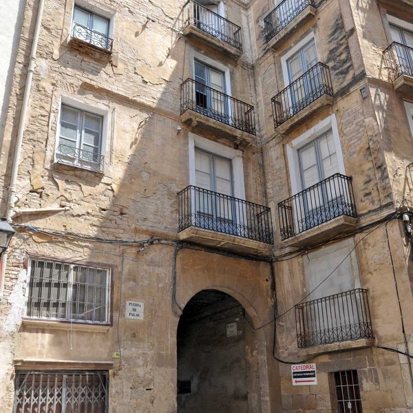 Tortosa.- Portal del Palau obert a la muralla urbana de Tortosa que dona pas al pati de la Canonja i a la Catedral de Tortosa (7/2012)