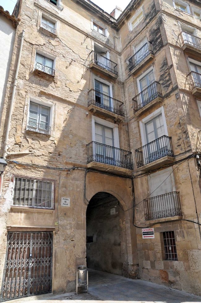 Tortosa.- Portal del Palau obert a la muralla urbana de Tortosa que dona pas al pati de la Canonja i a la Catedral de Tortosa (7/2012)
