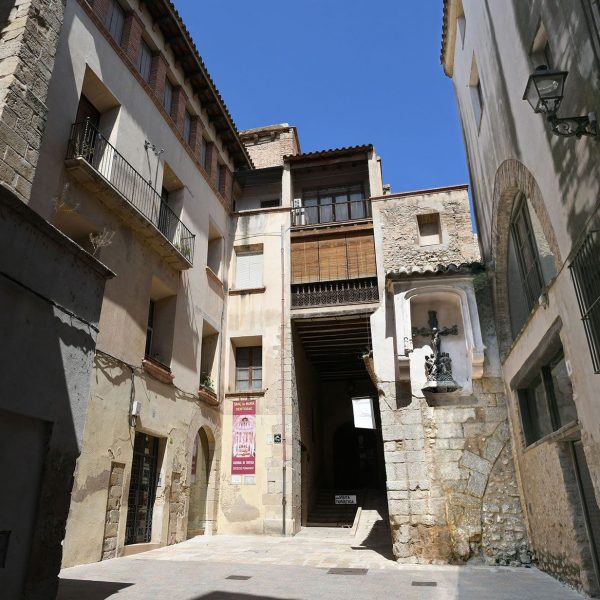 Tortosa.- Portal de Palau, pati de la Canonja que dona accés a la Catedral a través del claustre on es troba la reproducció d’un grup escultòric anònim de la crucifixió (7/2022)
