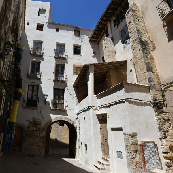 Tortosa.- Portal de Palau, pati de la Canonja que dona accés a la Catedral a través del claustre on es troba la reproducció d’un grup escultòric anònim de la crucifixió (7/2022)