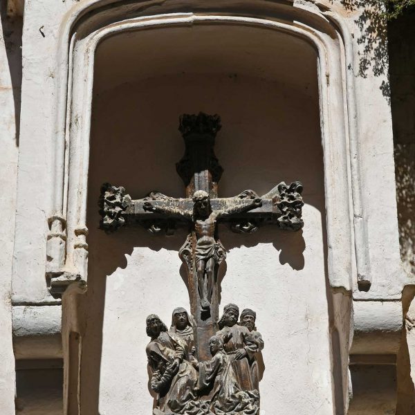 Tortosa.- Portal del Palau, pati de la Canonja on s’exposa la reproducció del grup escultòric anònim de la crucifixió “Crist de Palau” del S. XV/XVI que a la base té l’escut dels Soldevila (7/2022)