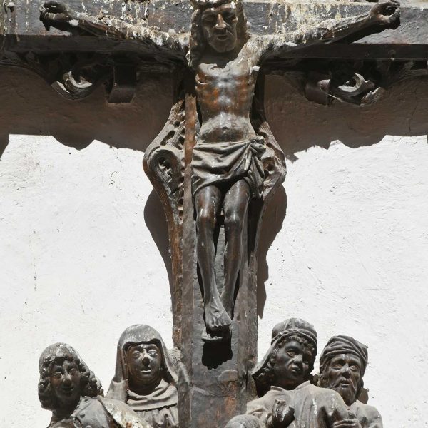 Tortosa.- Portal del Palau, Reproducció del grup escultòric anònim de la crucifixió “Crist de Palau” del S. XV/XVI, a la base té l’escut dels Soldevila (7/2022)