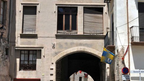 Tortosa.- Portal del Romeu es l’únic portal interior de la Tortosa medieval. La seva base correspon a l’època medieval o inclús islàmica (7/2012)