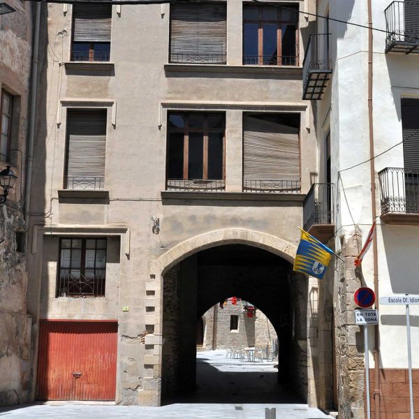 Tortosa.- Portal del Romeu es l’únic portal interior de la Tortosa medieval. La seva base correspon a l’època medieval o inclús islàmica (7/2012)