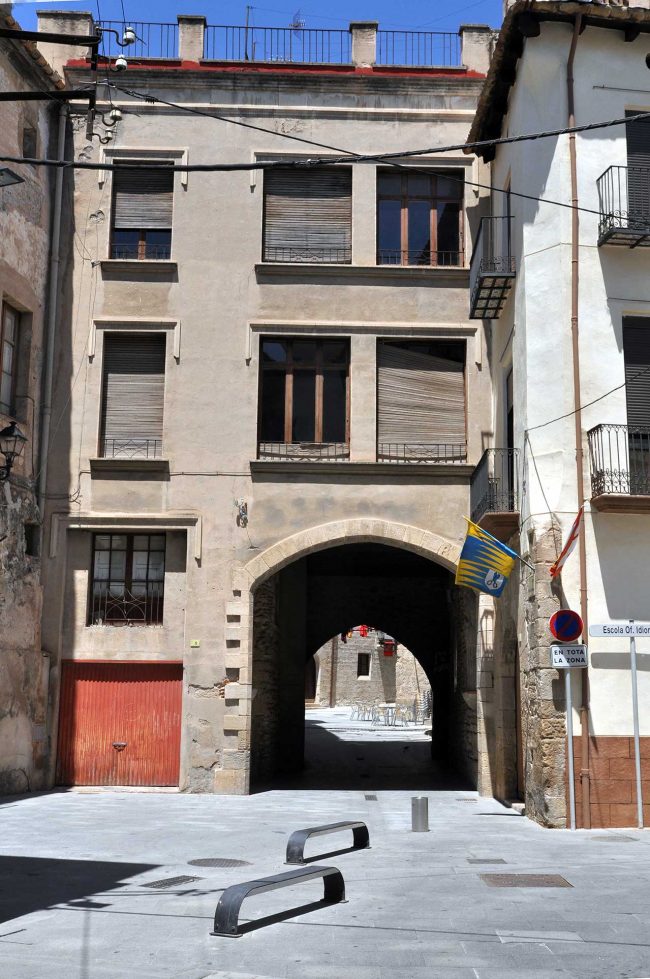 Tortosa.- Portal del Romeu es l’únic portal interior de la Tortosa medieval. La seva base correspon a l’època medieval o inclús islàmica (7/2012)