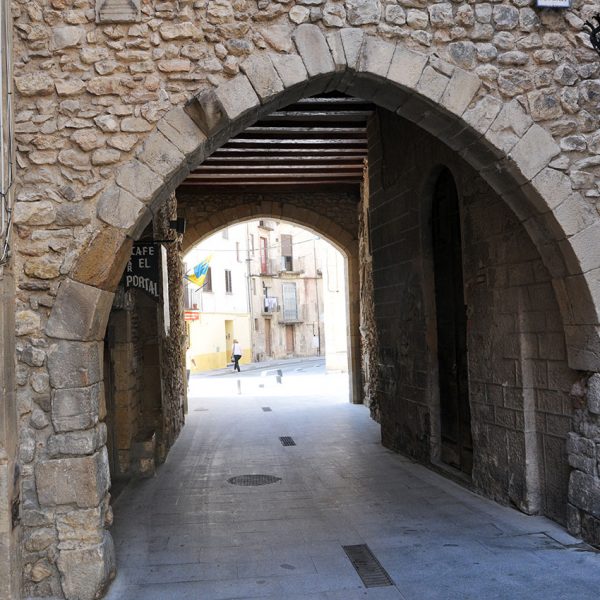 Tortosa.- Portal del Romeu format per dos arcs, un d’escarser en una banda i apuntat per l’altre cobert per un embigat de fusta que sustenta uns habitatges (7/2012)