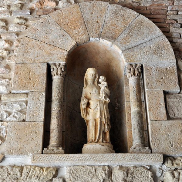 Tortosa.- Portal del Romeu – Fornícula oberta a l’interior del portal sostinguda per dos columnes amb capitells on es presenta la Verge Maria amb l’Infant Jesús (7/2012)