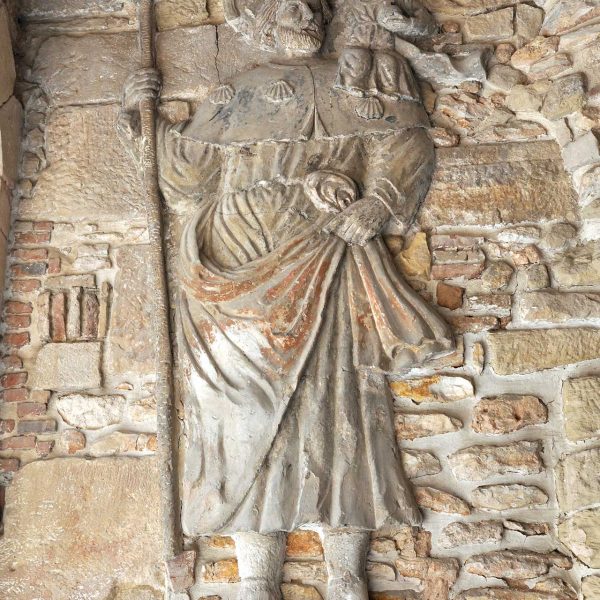 Tortosa.- Portal del Romeu – Relleu de Sant Cristòfol, S. XVIII a l’interior del portal per on passava el Camí de Santiago oferint protecció als peregrins en el seu camí (7/2012)