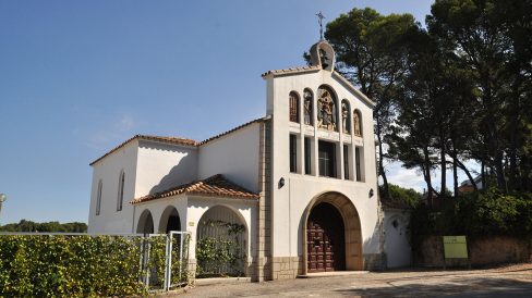 Tortosa.- Capella de Montserrat, S. XX – Façana amb la porta d’arc de mig punt i al damunt dos nivells de galeries. El superior ornamentat amb imatges i escuts (7/2012)