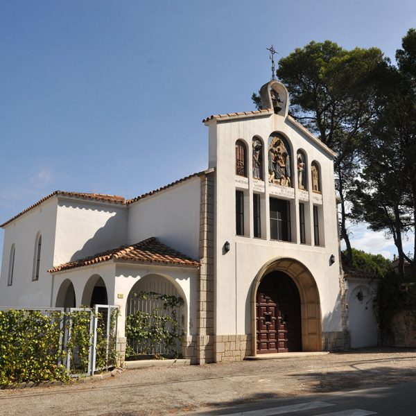 Tortosa.- Capella de Montserrat, S. XX – Façana amb la porta d’arc de mig punt i al damunt dos nivells de galeries. El superior ornamentat amb imatges i escuts (7/2012)