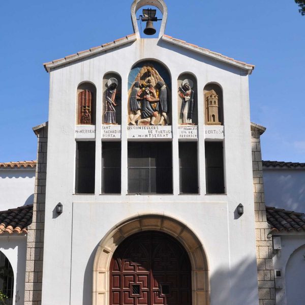 Tortosa.- Capella de Montserrat, S. XX – Façana amb la porta d’arc de mig punt i al damunt dos nivells de galeries. El superior ornamentat amb imatges i escuts (7/2012)