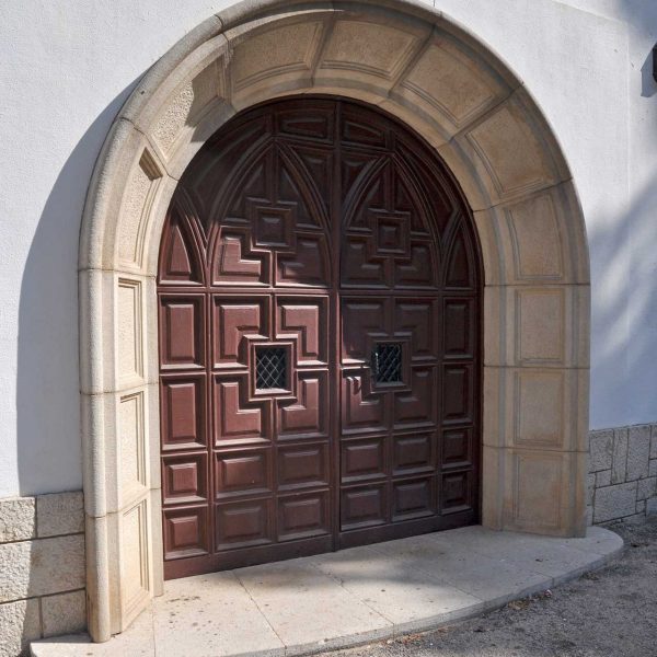 Xe03 Tortosa.- Capella de Montserrat, S. XX – Porta de la façana principal d’arc de mig punt amb dovelles de pedra motllurada en forma esqueixada (7/2012)