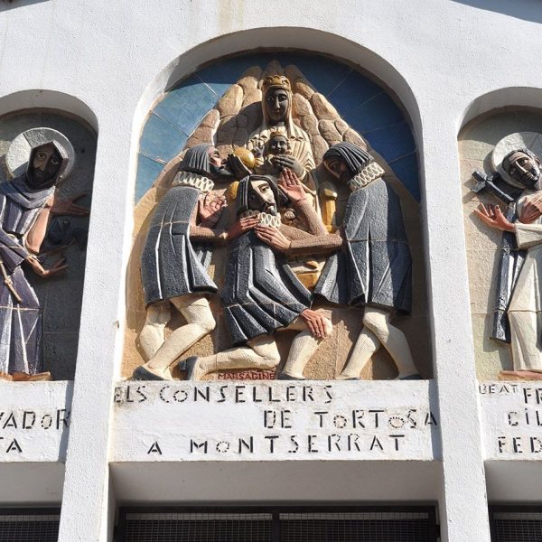 Tortosa.- Capella de Montserrat, S. XX – Plafons en relleu esmaltats del segon nivell de la galeria dedicats a dos Sants i als Consellers de Tortosa (7/2012)