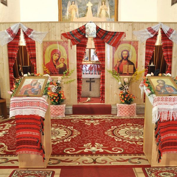 Tortosa.- Capella de Montserrat, S. XX de tres naus – Presbiteri profusament ornamentat per la celebració d’una missa ortodoxa (8/2012)