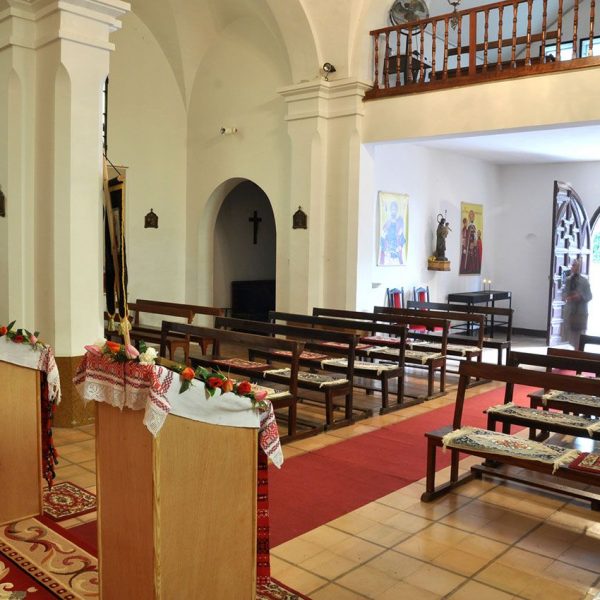 Tortosa.- Capella de Montserrat, S. XX – Vista del fons de les naus separades per columnes cruciformes i cor que ocupa l’últim tram amb sostre pla (8/2012)