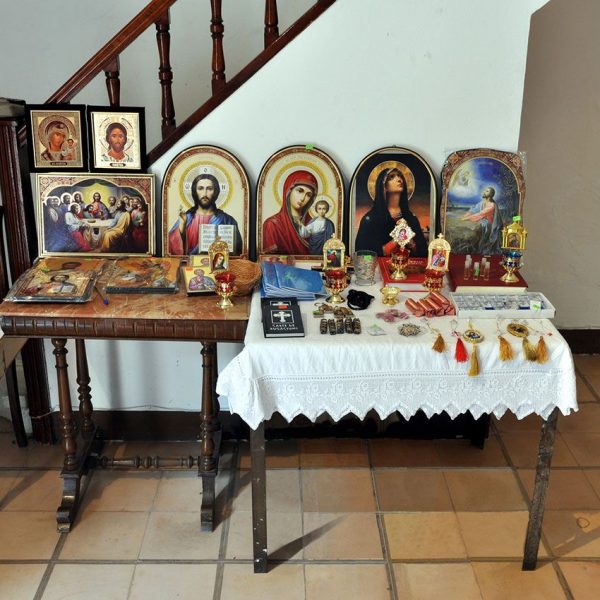 Tortosa.- Capella de Montserrat, S. XX – Exposició de records a disposició dels fidels (8/2012)