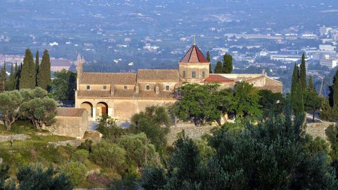 Tortosa.- Ermita del Mig Camí, S. XVII/XX d’estil barroc/popular. Té adossat l’ermitori i consta d’una nau amb capelles laterals amb un cimbori octogonal sobre el presbiteri (7/2012)