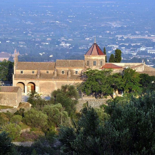 Tortosa.- Ermita del Mig Camí, S. XVII/XX d’estil barroc/popular. Té adossat l’ermitori i consta d’una nau amb capelles laterals amb un cimbori octogonal sobre el presbiteri (7/2012)