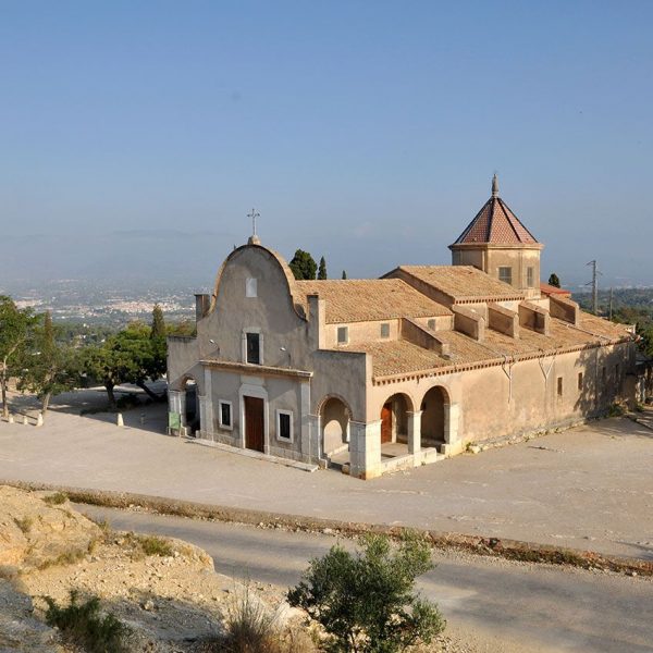 Tortosa.- Ermita del Mig Camí, S. XVII/XX d’estil barroc/popular. Té adossat l’ermitori i consta d’una nau amb capelles laterals amb un cimbori octogonal sobre el presbiteri (7/2012)
