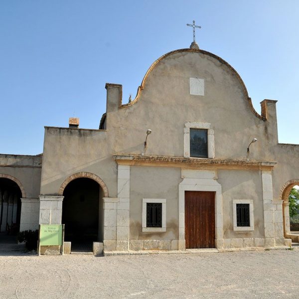 Tortosa.- Ermita de Mig Camí, S. XVII/XX d’estil barroc/popular – Façana amb la porta rectangular flanquejada pels costats per dos porxos sostinguts per arcs de mig punt (7/2012)