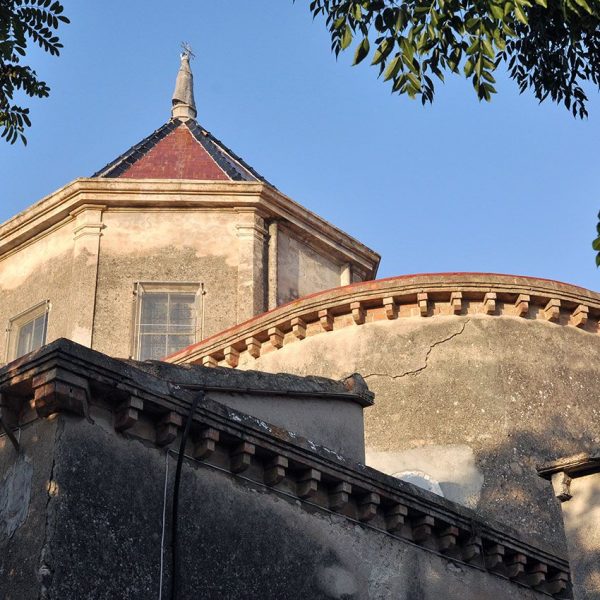 Tortosa.- Ermita de Mig Camí, S. XVII/XX d’estil barroc/popular – Vista posterior amb l’absis semicircular i cimbori octogonal coronat per la Mare de Déu de la Providència ( 7/2012)