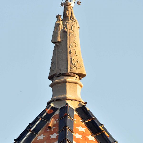 Tortosa.- Ermita de Mig Camí, S. XVII/XX d’estil barroc/popular – Cúpula del cimbori octogonal amb teulada de ceràmica vidriada coronada per la Mere de Déu e la Providència (7/2012)