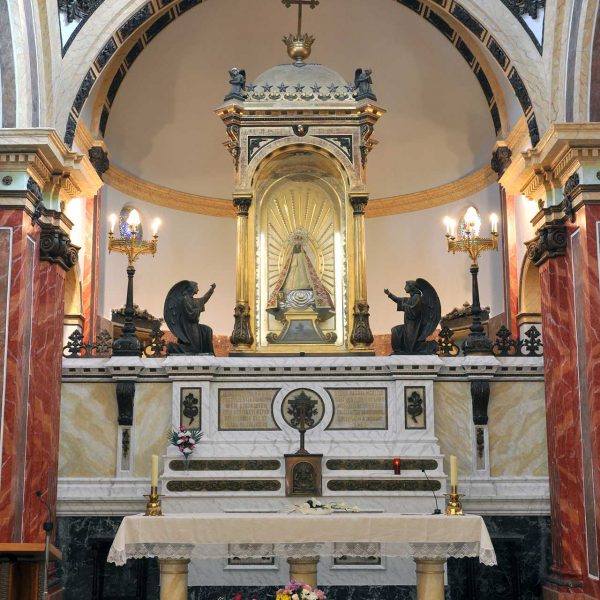 Tortosa.- Ermita del Mig Camí, S. XVII/XX – Presbiteri presidit per una reproducció la Mare de Déu de la Providència. L'original va ser destruïda a la Guerra dels Segadors (7/2012)