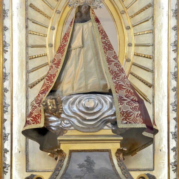 Tortosa.- Ermita del Mig Camí, S. XVII/XX – Presbiteri presidit per una reproducció de la Mare de Déu de la Providència. L'original va ser destruïda a la Guerra dels Segadors (7/2012)