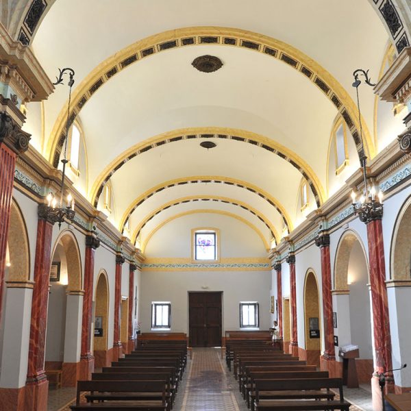 Tortosa.- Ermita del Mig Camí, S. XVII/XX – Vista dels peus de la nau coberta amb volta de canó reforçada amb arcs torals sostinguts per semi-pilastres amb capitells (7/2012)