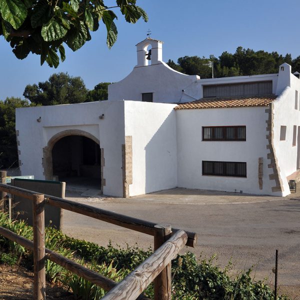 Tortosa.- Ermita del Coll de l’Alba, S. XII d’estil gòtic/barroc. Edifici de planta quadrada sense tenir en compta el porxo que consta de l’ermita i de l’hostatgeria (7/2012)