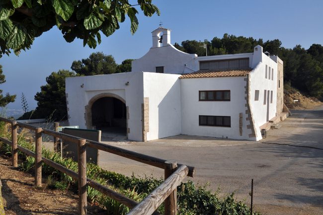Tortosa.- Ermita del Coll de l’Alba, S. XII d’estil gòtic/barroc. Edifici de planta quadrada sense tenir en compta el porxo que consta de l’ermita i de l’hostatgeria (7/2012)