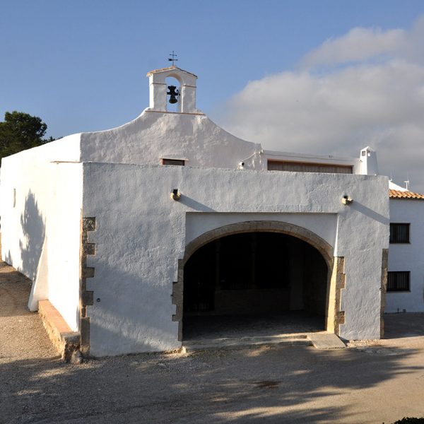 Tortosa.- Ermita del Coll de l’Alba, S. XII d’estil gòtic/barroc – Façana amb un porxo afegit d’arc escarser avantposat a un altre gòtic de cinc arcs apuntats (7/2012)