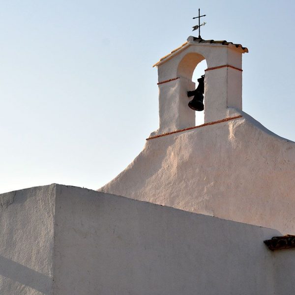 Tortosa.- Ermita del Coll de l’Alba, S. XII d’estil gòtic/barroc – Façana de l’ermita coronada per un campanar d’espadanya d’un sol ull (7/2012)