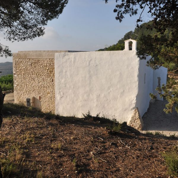 Tortosa.- Ermita del Coll de l’Alba, S. XII d’estil gòtic/barroc – Vista posterior encarada al nord amb l’absis recte. Pel davant sobresurt el campanar d’espadanya (7/2012)
