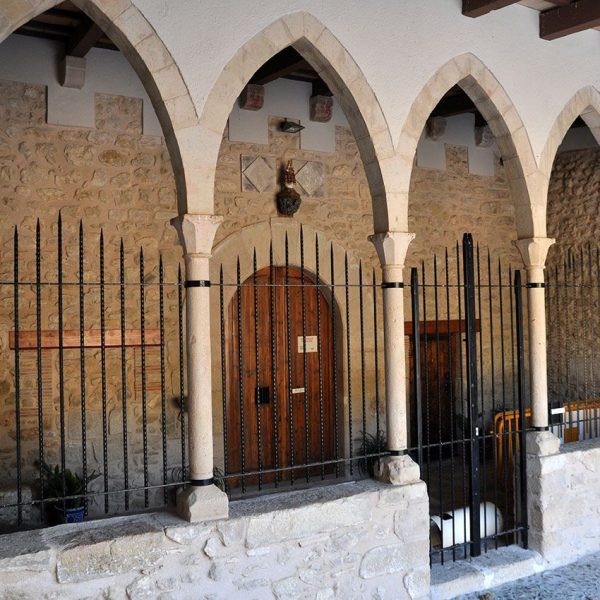 Tortosa.- Ermita del Coll de l’Alba, S. XII d’estil gòtic/barroc – Porxo gòtic de cinc arcs apuntats sobre columnes amb capitells llisos englobat dins un segon porxo (7/2012)