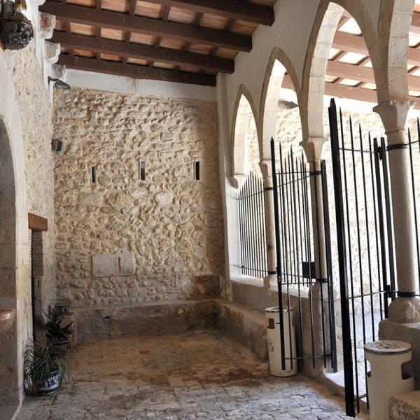 Tortosa.- Ermita del Coll de l’Alba, S. XII d’estil gòtic/barroc – Porxo gòtic de cinc arcs apuntats sobre columnes amb capitells llisos englobat dins un segon porxo (7/2012)