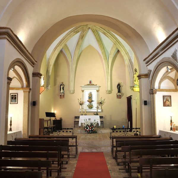 Tortosa.- Ermita del Coll de l’Alba, S. XII d’estil gòtic/barroc d’una sola nau coberta amb volta de mig punt i dues capelles laterals comunicades amb arcs barrocs (7/2012)