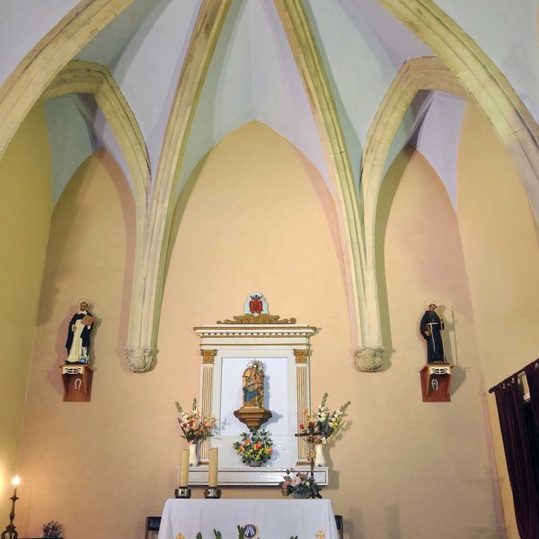 Tortosa.- Ermita del Coll de l’Alba, S. XII d’estil gòtic/barroc – Vista del presbiteri amb l’absis quadrat cobert amb voltes d’aresta sobre trompes (7/2012)