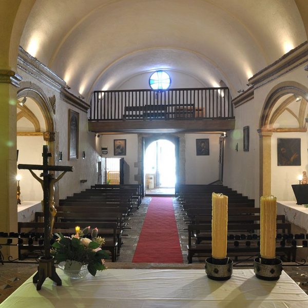 Tortosa.- Ermita del Coll de l’Alba, S. XII d’estil gòtic/barroc – Vista dels peus de la nau coberta amb volta de canó i del cor amb un embigat recte de fusta (7/2012)