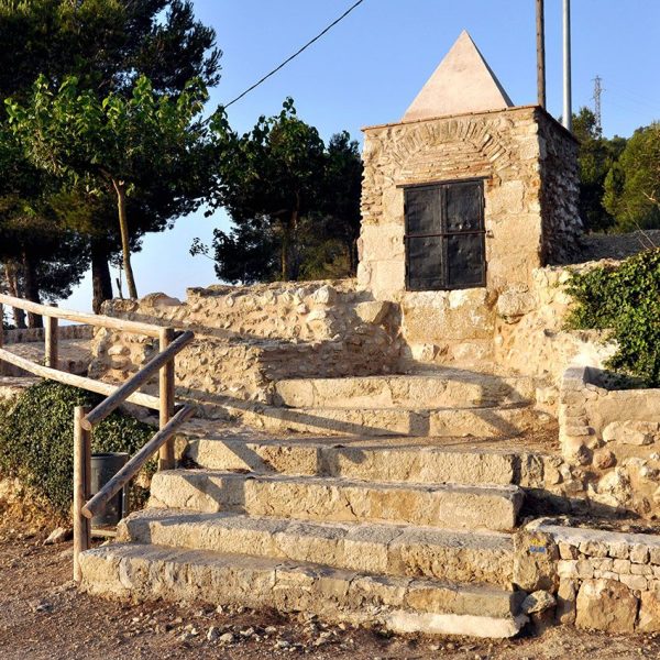 Tortosa.- Cisterna davant de l’Ermita que servia per abeurar els ramats que abundaven a la zona. L’interior té una magnífica volta feta de jaspi de la pedrera de la Cinta (7/2012)