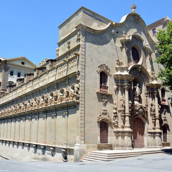Manresa.- Cova de Sant Ignasi. Església barroca construïda entre 1759 i 1763 per Josep Morató amb una treballada portalada del mateix estil de l’any 1759 (7/2014)