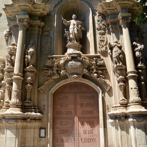 Manresa.- Cova de Sant Ignasi. Església barroca de Josep Morató – Façana de l’any 1759 on es mostra Sant Ignasi vestit de penitent redactant els Exercissis (7/2014)