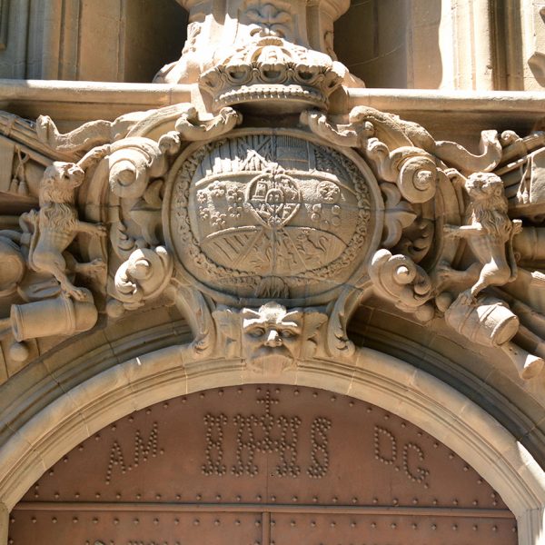 Manresa.- Cova de Sant Ignasi. Església barroca de Josep Morató – Portalada d’arc rebaixat de l’any 1759 amb un bell escut i al damunt la imatge de Sant Ignasi (7/2014)