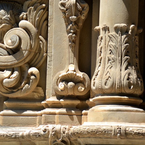 Manresa.- Cova de Sant Ignasi. Església barroca de Josep Morató – Pedestal que flanqueja la portalada del que arranquen semi-pilastres i una columna central (7/2014)
