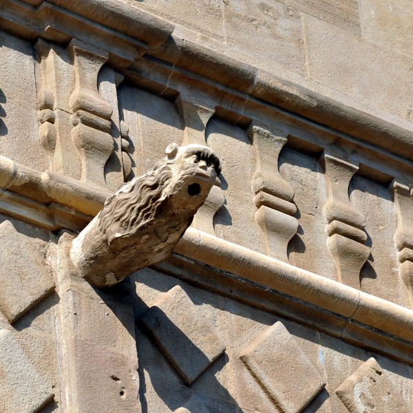 Manresa.- Cova de Sant Ignasi. Església barroca de 1759 - Detall d’una de les gàrgoles de la façana de migdia (6/2014)