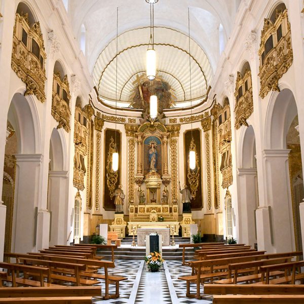 Manresa.- Cova de Sant Ignasi. Església barroca de 1759 d’una nau amb passadissos laterals que sostenen unes tribunes amb gelosies barroques (6/2023)