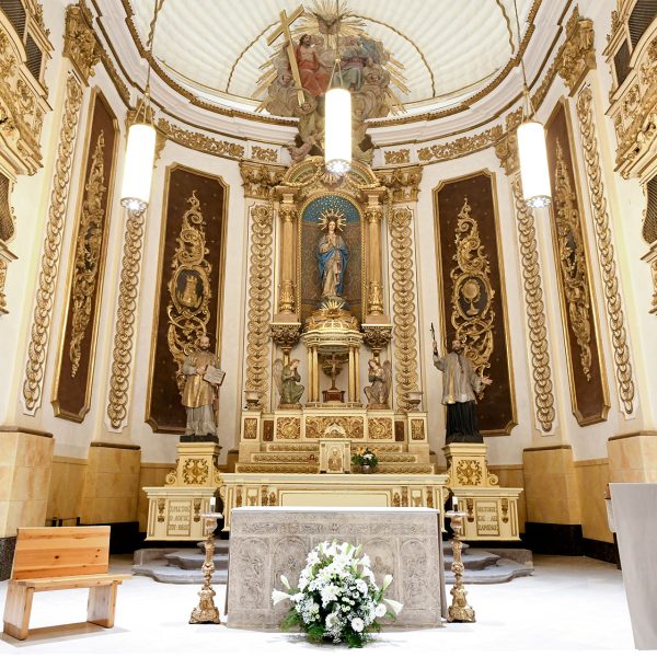 Manresa.- Cova de Sant Ignasi. Església barroca de 1759 – Presbiteri amb l’absis semicircular presidit per la Verge dins una fornícula flanquejada per columnes (6/2023)