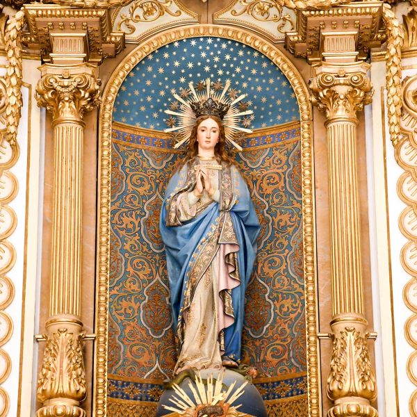 Manresa.- Cova de Sant Ignasi. Església barroca de 1759 – Presbiteri amb l’absis semicircular presidit per la Verge dins una fornícula flanquejada per columnes (6/2023)