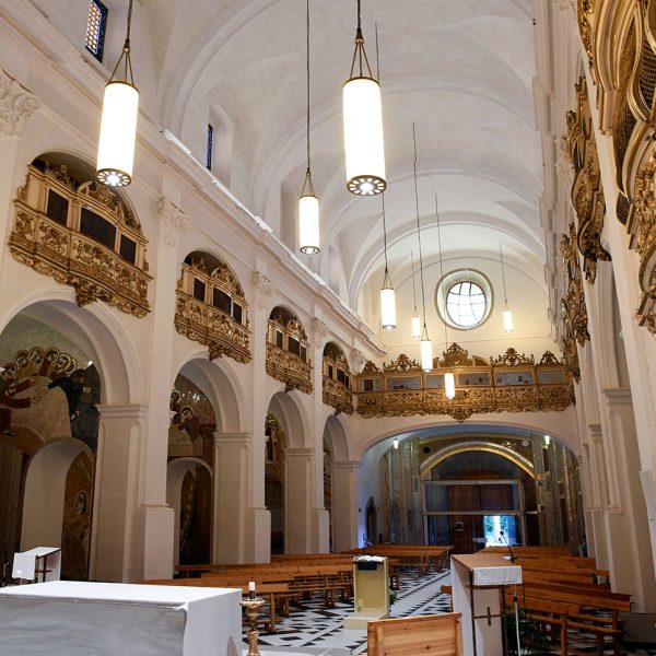 Manresa.- Cova de Sant Ignasi. Església barroca de 1759 d’una nau coberta amb volta de canó amb llunetes i on destaquen les gelosies del cor i de les tribunes laterals (6/2023)